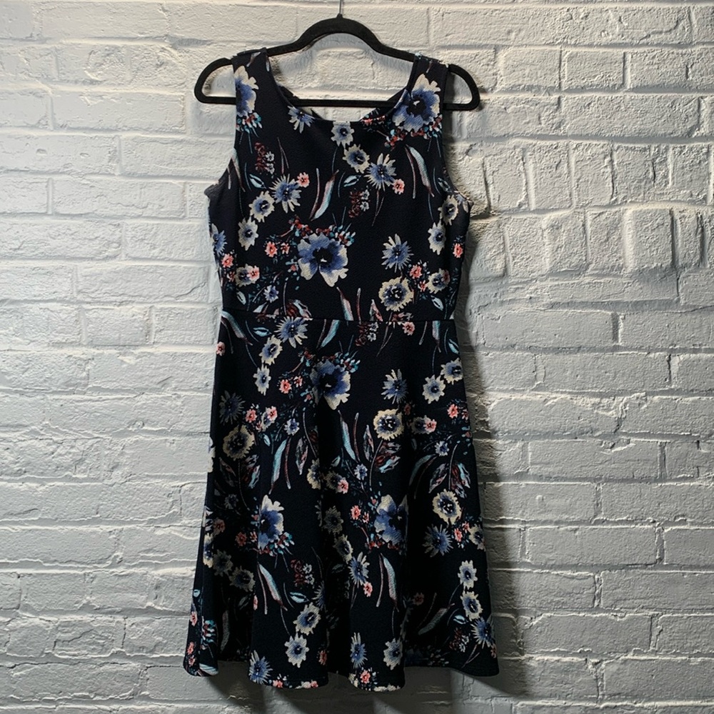 Casual dress, great for work or everyday.